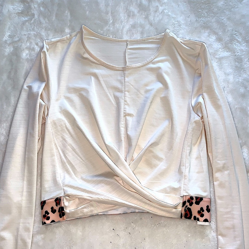 Fabletics S Long Sleeve Cropped Yoga Top Cream w/ Cheetah Print and Thumb Holes